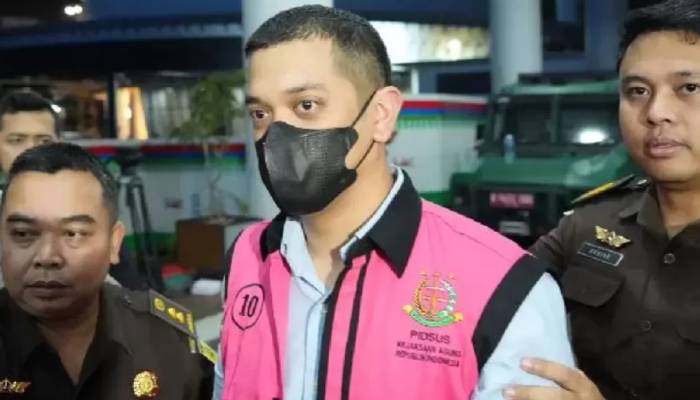 Muhammad Kerry Adrianto Riza, anak Riza Chalid mengenakan rompi pink khas tahanan Kejaksaan Agung, beberapa waktu lalu.
