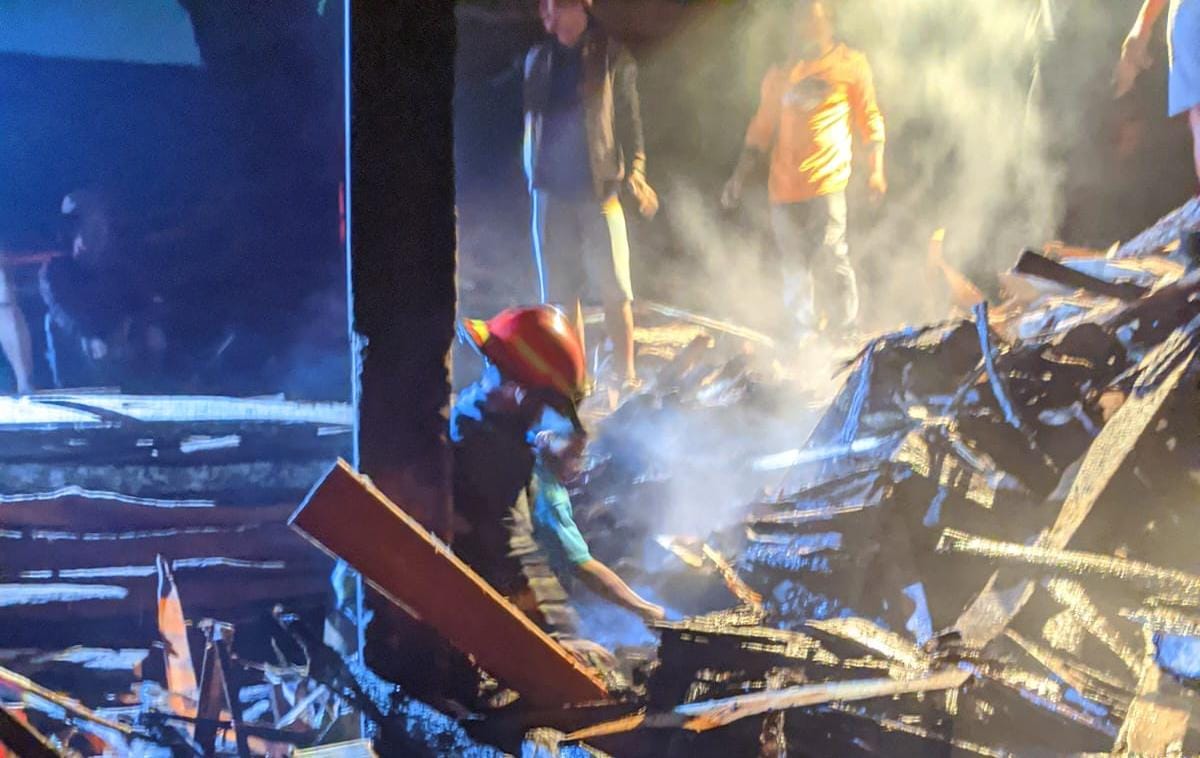 Api lahap tumpukan kayu di dekat wisata Amanah Karangpandan