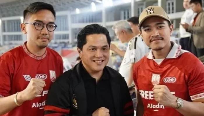 Dua owner Persis Solo Erick Thohir (tengah) dan Kaesang Pangarep (kanan) bersama Raja Mangkunegara X Kanjeng GPH Bhre Cakrahutomo. )