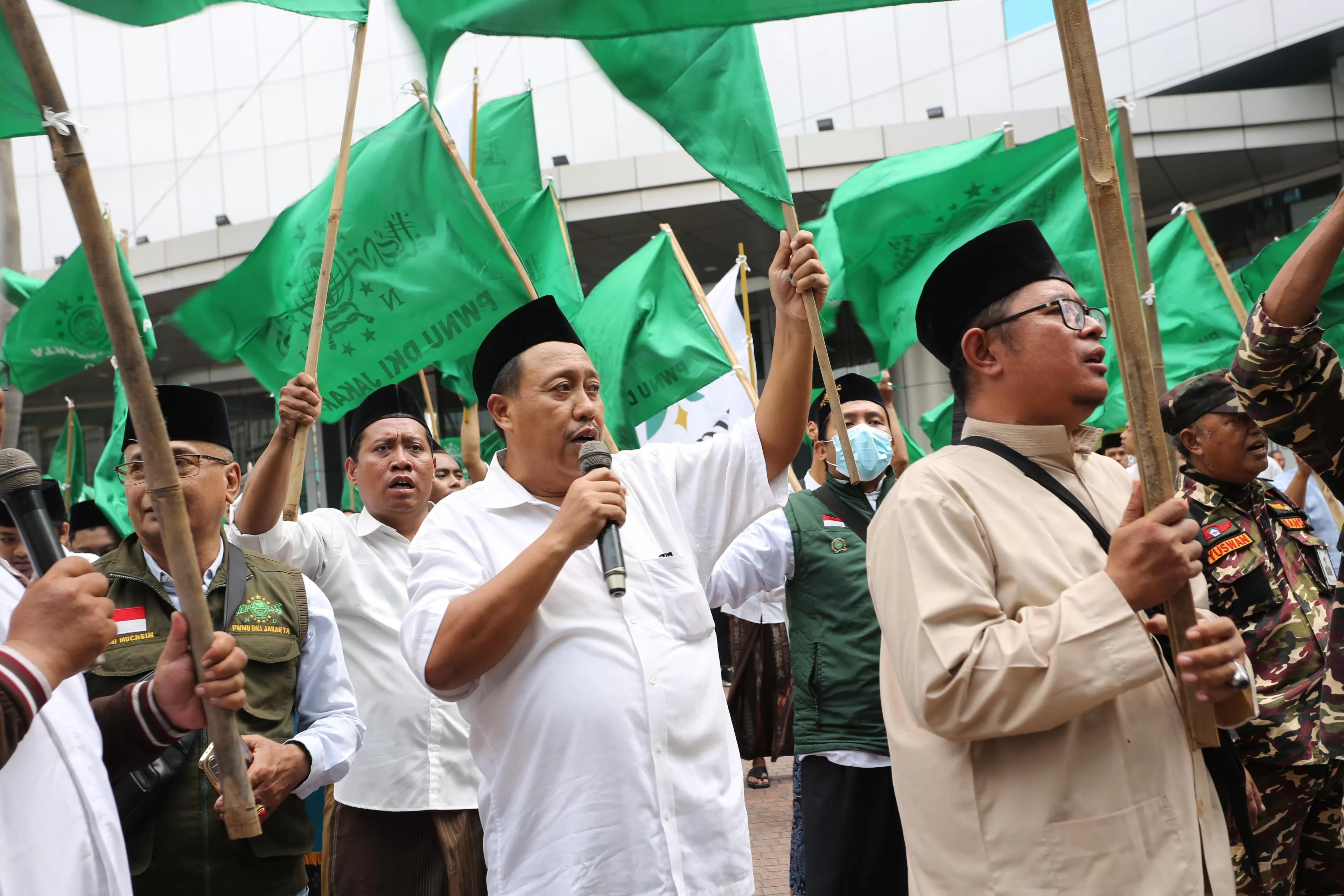 Bendahara Umum DPP PKB, Bambang Susanto saat mengikuti aksi damai di depan kantor Trans7.