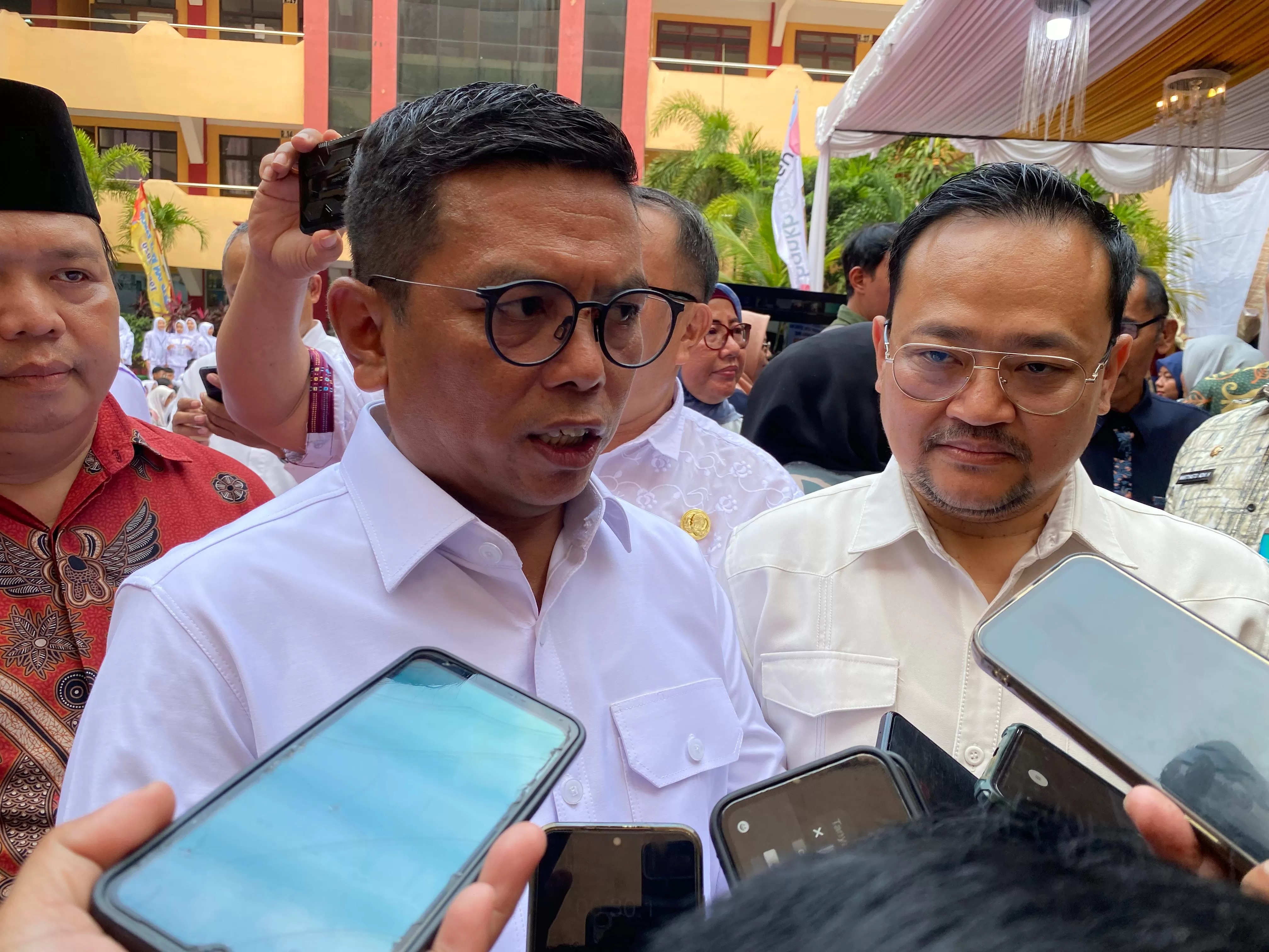 Gubernur Banten Andra Soni akan memberikan sanksi bagi sekolah yang memungut biaya dalam program sekolah gratis di wilayah Ciputat Timur, Kota Tangsel, Jumat (18/7).