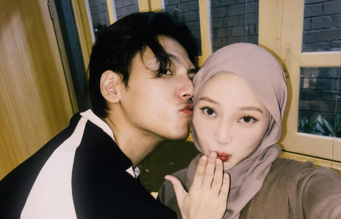 Julia Prastini dan suami Koreanya, Na Daehoon.