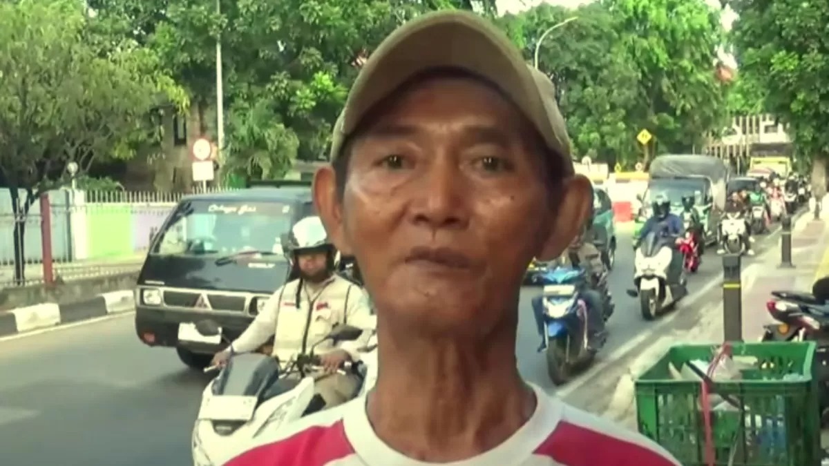 Kakek Subadri (75) di Kramat Jati viral bentangkan ular piton peliharaannya di trotoar. Aksi ini bentuk protes ke pemotor yang melanggar aturan.