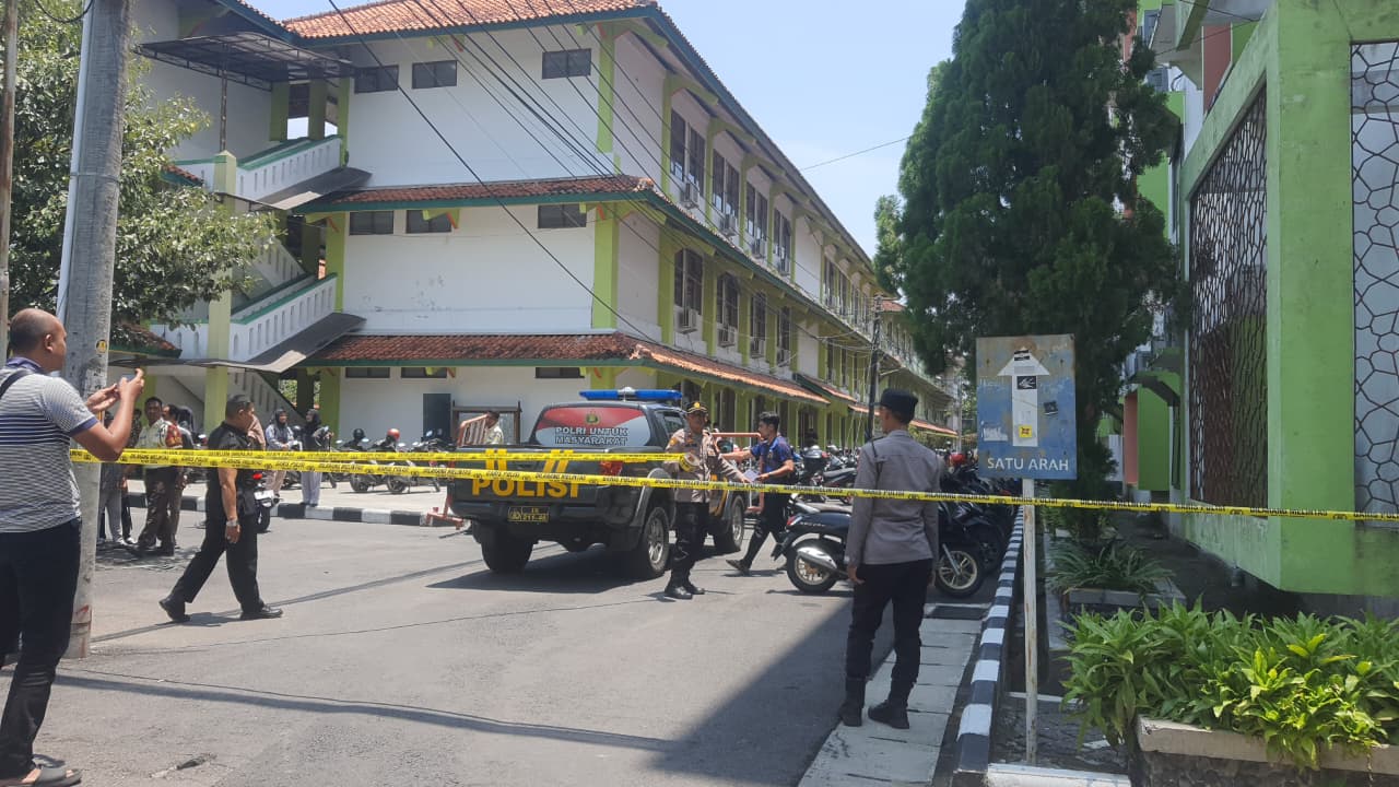 Polisi cek TKP Mahasiswi UIN Raden Mas Said Surakarta melompat dari rooftop Gedung Laboratorium, Jumat (17/10/2025).