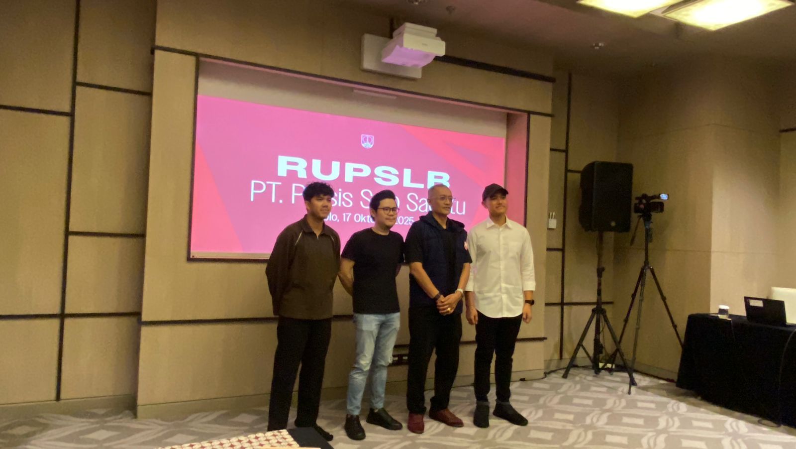: Jajaran pemegang saham hadir dalam RUPSLB PT. Persis Solo Saestu di Hotel Alila, Jumat (17/10).