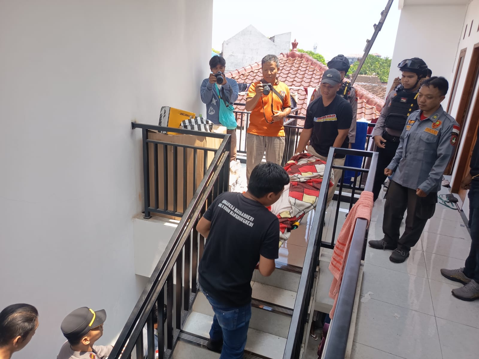 Polisi evakuasi jenazah seorang pelajar (17 tahun) asal Wonogiri yang sedang menjalani PKL di Solo, ditemukan meninggal dunia dalam keadaan gantung diri di kamar kosnya di Gilingan, Jumat (17/10).