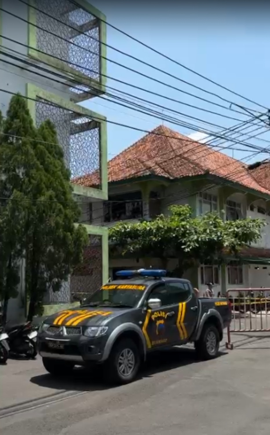 Suasana di Kampus UIN Solo pasca mahasiswi dikabarkan melakukan aksi bunuh diri dengan lompat dari rooftop gedung lab, Jumat (17/10/2025).