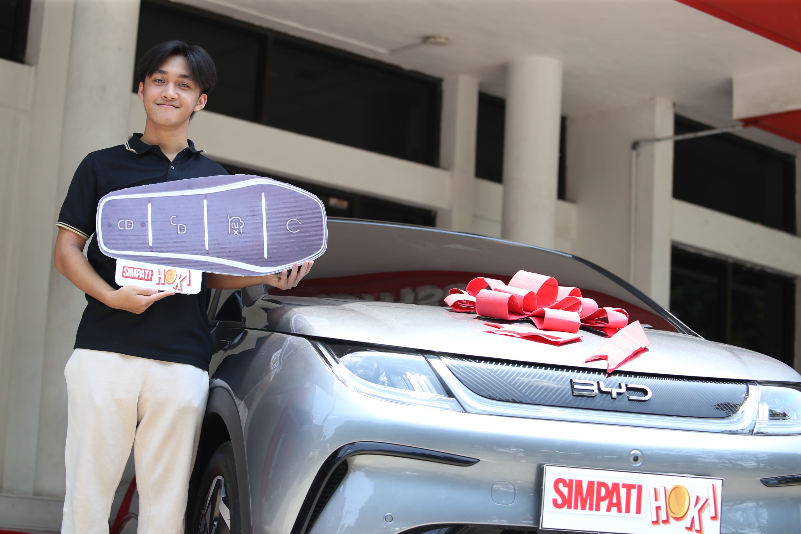 Mahasiswa Undip menang mobil listrik usai tak pernah ganti kartu selama 14 tahun.