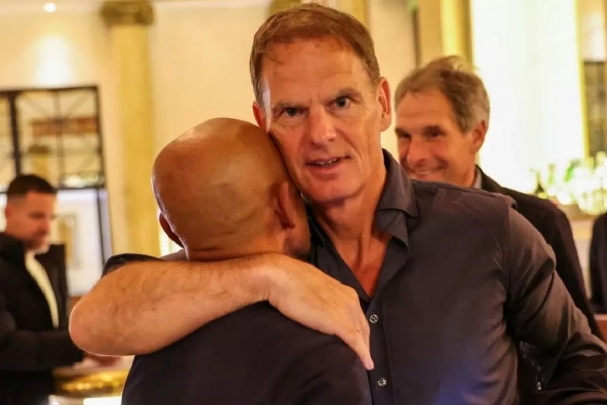 Pemandu Bakat PSSI Simon Tahamata berpelukan dengan pelatih asal Belanda Frank de Boer.