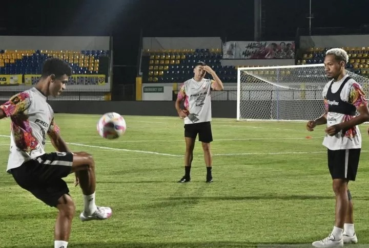 Para pemain Persis Solo mengikuti sesi latihan.