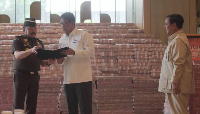 Presiden Prabowo menyaksikan Jaksa Agung ST Burhanuddin menyerahkan uang kerugian negara hasil korupsi minyak kelapa sawit ke Menkeu Purbaya Yudhi Sadewa, Senin (20/10/2025).