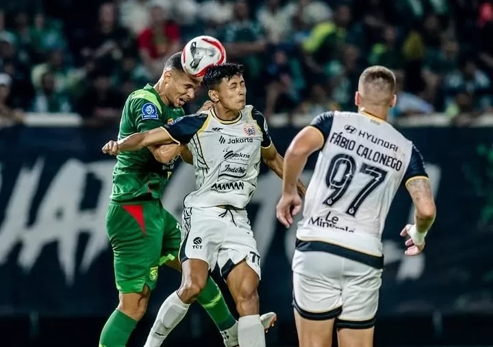Aksi bek Persebaya, Leo Lelis (kiri) saat menghadapi Persija Jakarta di GBT.