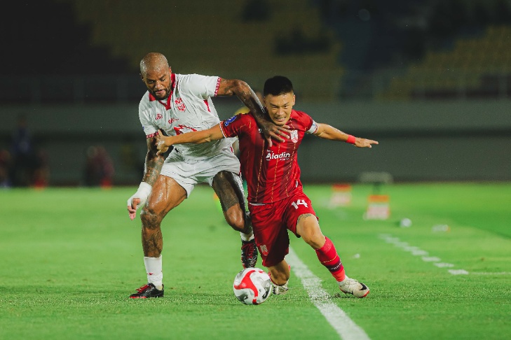 Sho Yamamoto berduel dengan David da Silva.