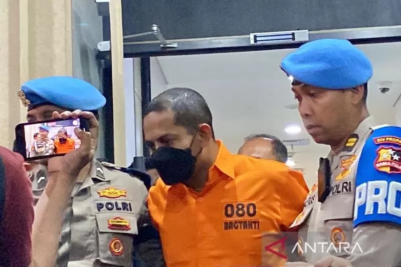 Tersangka kasus dugaan asusila dan narkoba yang juga mantan Kapolres Ngada, Nusa Tenggara Timur, AKBP Fajar Widyadharma Lukman Sumaatmaja (tengah).