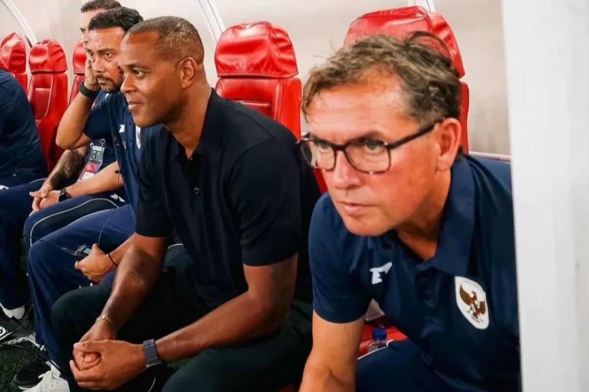 Alex Pastoor (kanan) saat menjadi asisten pelatih Timnas Indonesia.