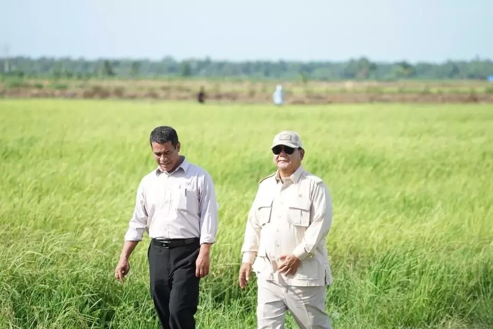 Presiden Republik Indonesia, Prabowo Subianto, memberikan instruksi langsung kepada Menteri Pertanian Andi Amran Sulaiman untuk melakukan revitalisasi terhadap pabrik-pabrik pupuk milik negara.