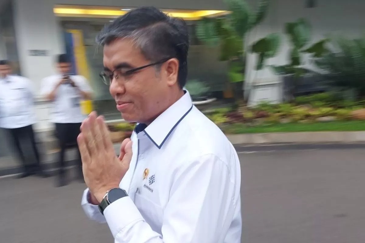 Menteri Ketenagakerjaan (Menaker) Yassierli di kompleks Istana Kepresidenan, Jakarta, Senin (25/11), usai menghadiri rapat terbatas terkait Upah Minimum Provinsi (UMP) 2025. 