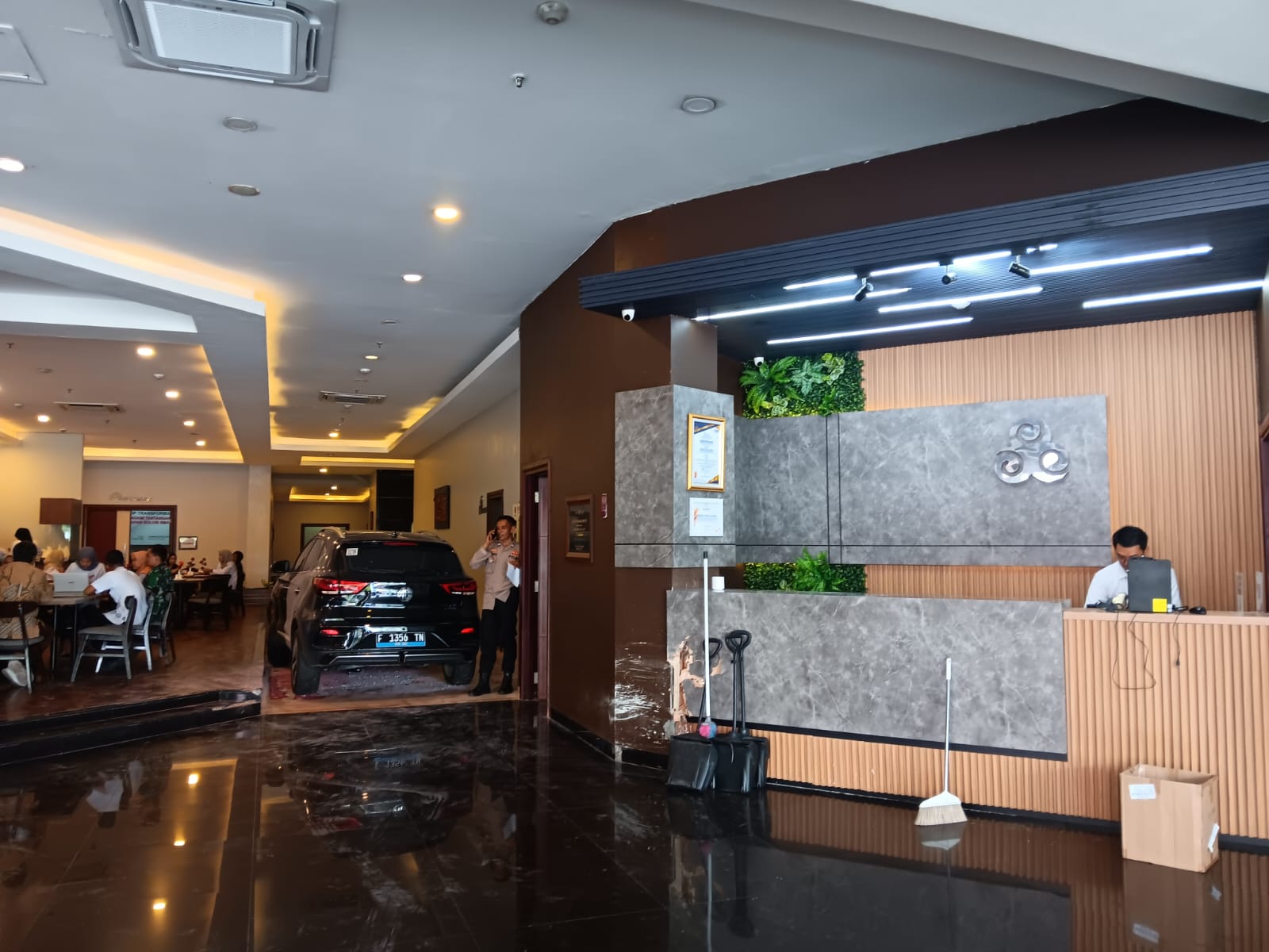 Insiden Mencekam: Mobil Listrik Terobos Restoran Tjokro Hotel Klaten,