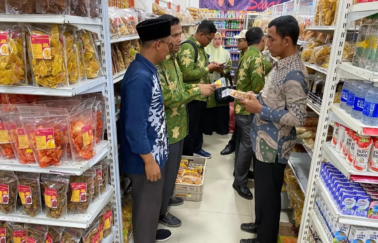 Petugas melakukan pemeriksaan produk halal di sebuah toko ritel. Pemerintah menetapkan wajib halal diberlakukan mulai 17 Oktober 2026.
