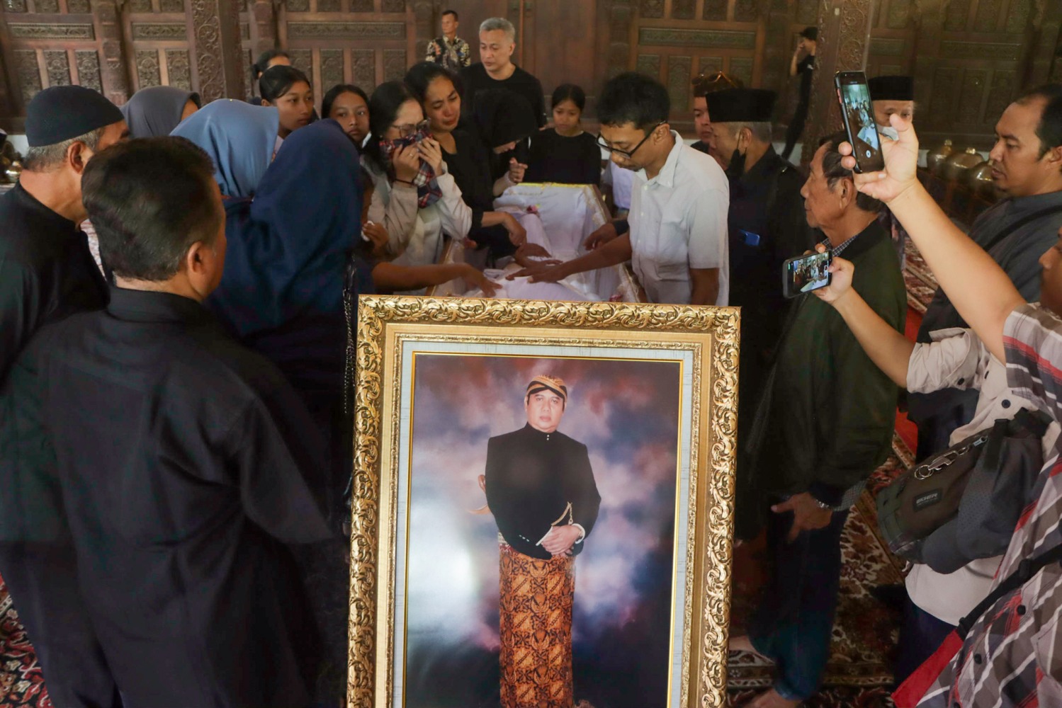 Jenazah Ki Anom Suroto tiba di rumah duka Kebon Seni Timasan, Kamis (23/10/2025) pukul 10.12 WIB dan langsung disambut oleh ratusan pelayat yang mulai berdatangan.
