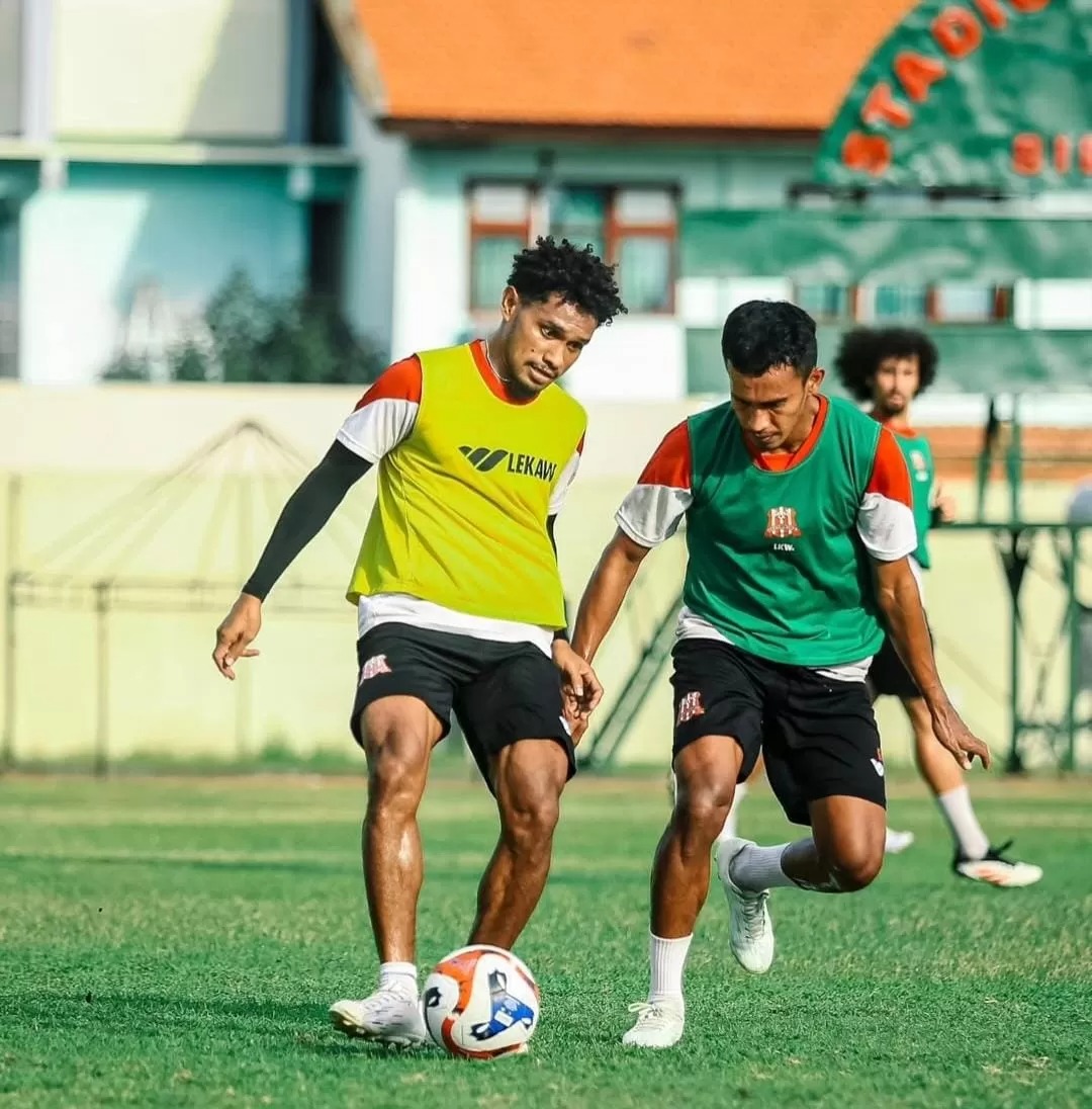 PERSIAPAN: Pemain Deltras Sidoarjo saat latihan di Stadion Jenggolo.