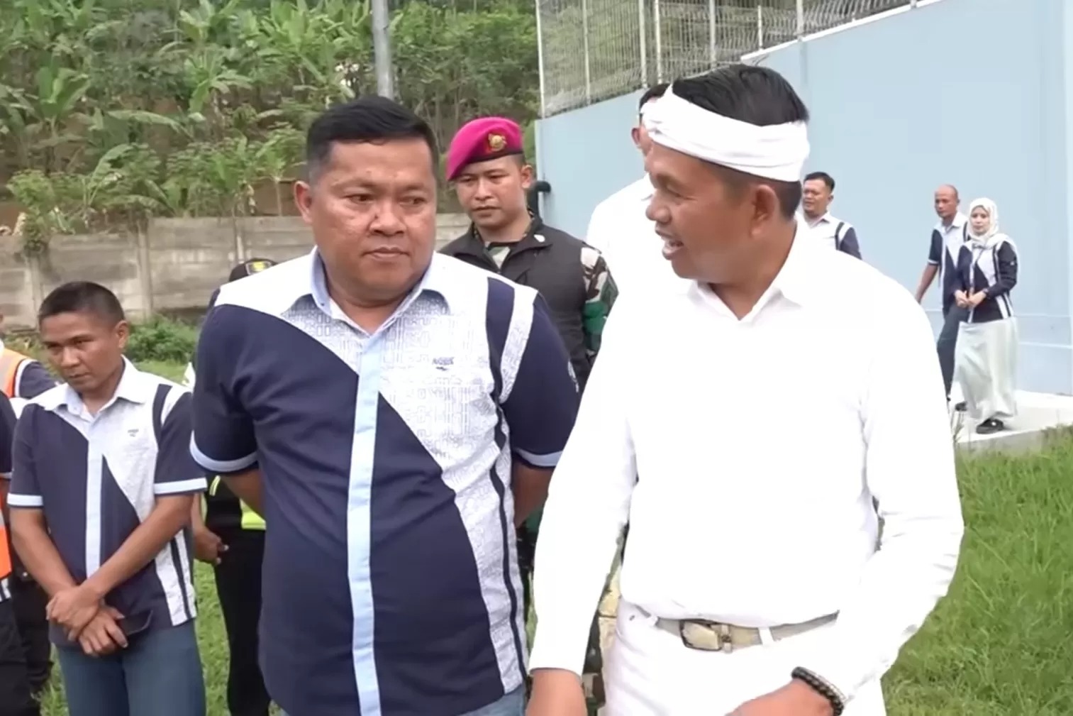 Gubernur Jabar dedi Mulyadi berbincang dengan perwakilan pabrik Aqua di Subang. Pihak Aqua memberi klarifikasi atas isu penggunaan sumur bor untuk produksi air.