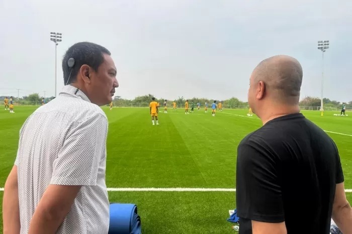 Yoyok Sukawi (kiri) turut memantau latihan PSIS Semarang di Kick Off, POJ City, Semarang.