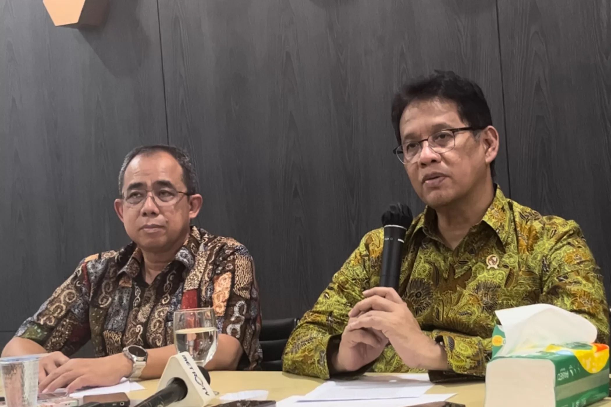 Menteri Keuangan Purbaya Yudhi Sadewa bersama Sekjen Kemenkeu Heru Pambudi dalam Media Briefing Rutin di Pressroom Kemenkeu, Jakarta Pusat, Jumat (17/10/2025).