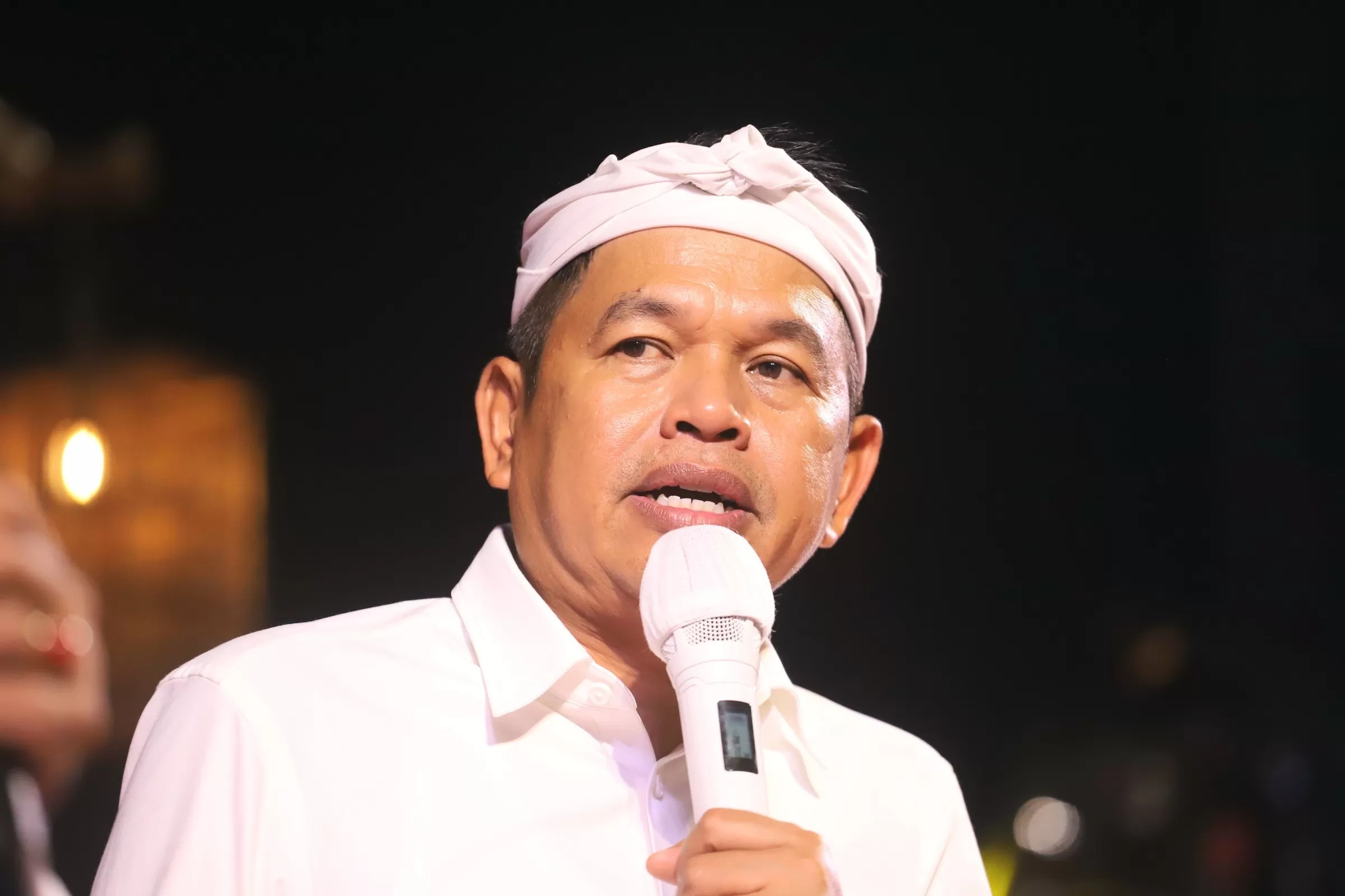 Gubernur Jawa Barat Dedi Mulyadi menyapa warga di acara Abdi Nagri Ngangjang Ka Warga Edisi 15, Parung Panjang, Bogor, Jawa Barat, Sabtu (12/7/2025). 