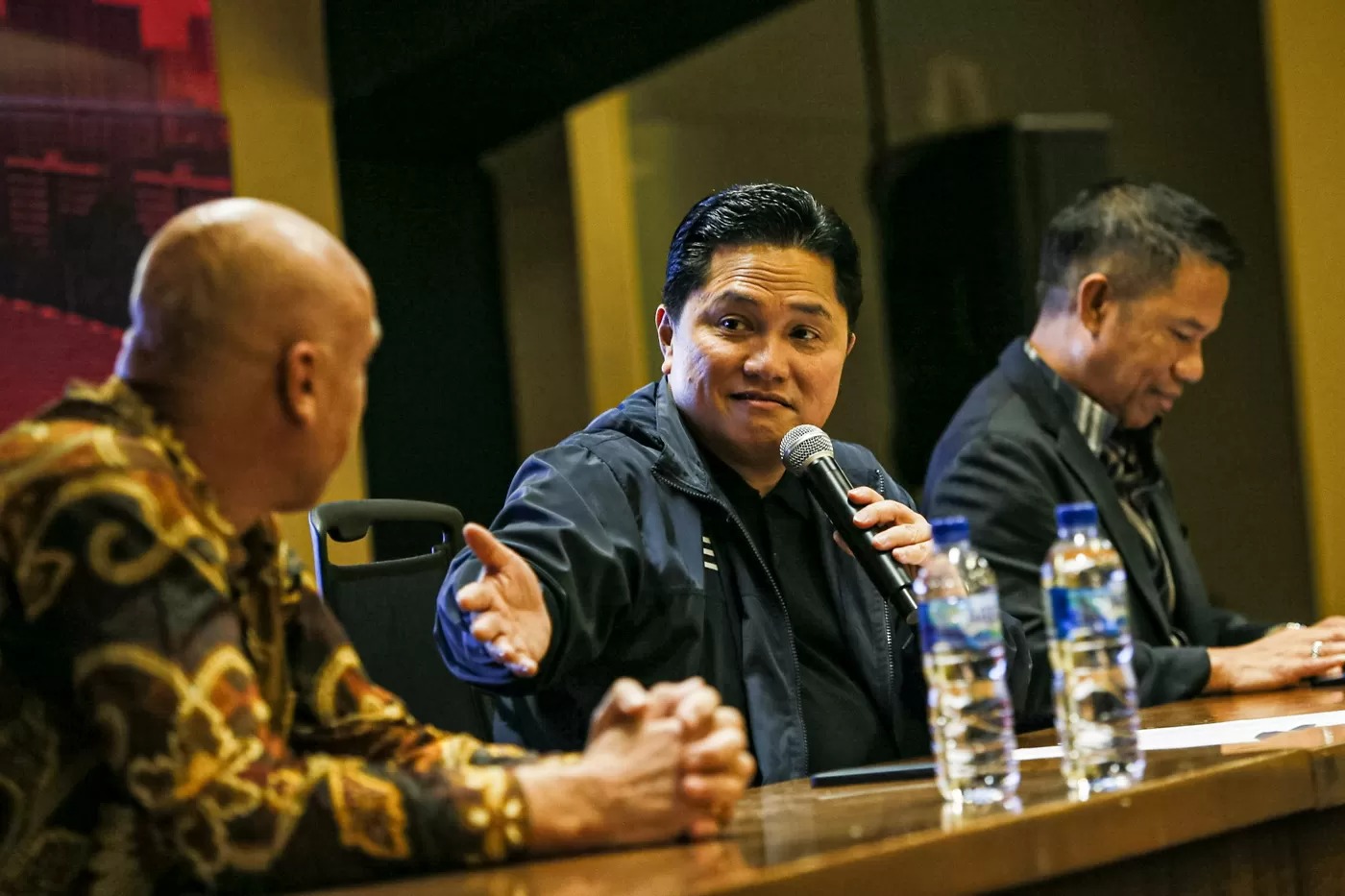 Ketua Umum PSSI, Erick Thohir, didampingi oleh DIrektur Teknik Alexander Zwiers (kiri) dan Sekjen PSSI Yunus Nusi (kanan) memberikan keterangan pada konferensi pers di SUGBK, Jakarta, Jumat (25/10).