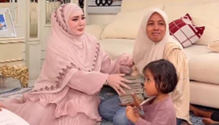 Melda Safitri diberi uang segepok oleh sultan Aceh.
