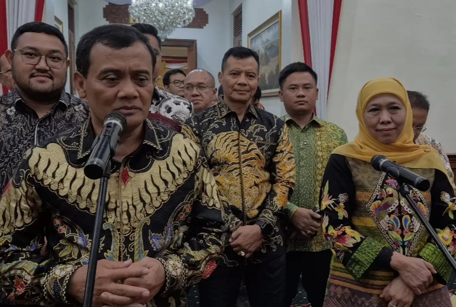 Gubernur Jateng Ahmad Luthfi (kiri) dan Gubernur Jatim Khofifah Indar Parawansa di Gedung Negara Grahadi, Surabaya.