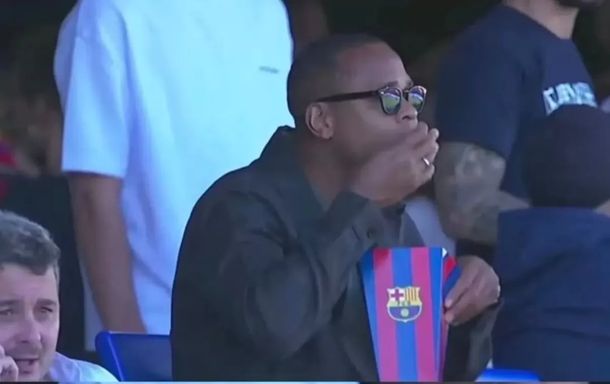 Potret santai Patrick Kluivert nonton Barcelona U-19 vs Olympiacos U-19 di ajang UEFA Youth League 2025/2026.