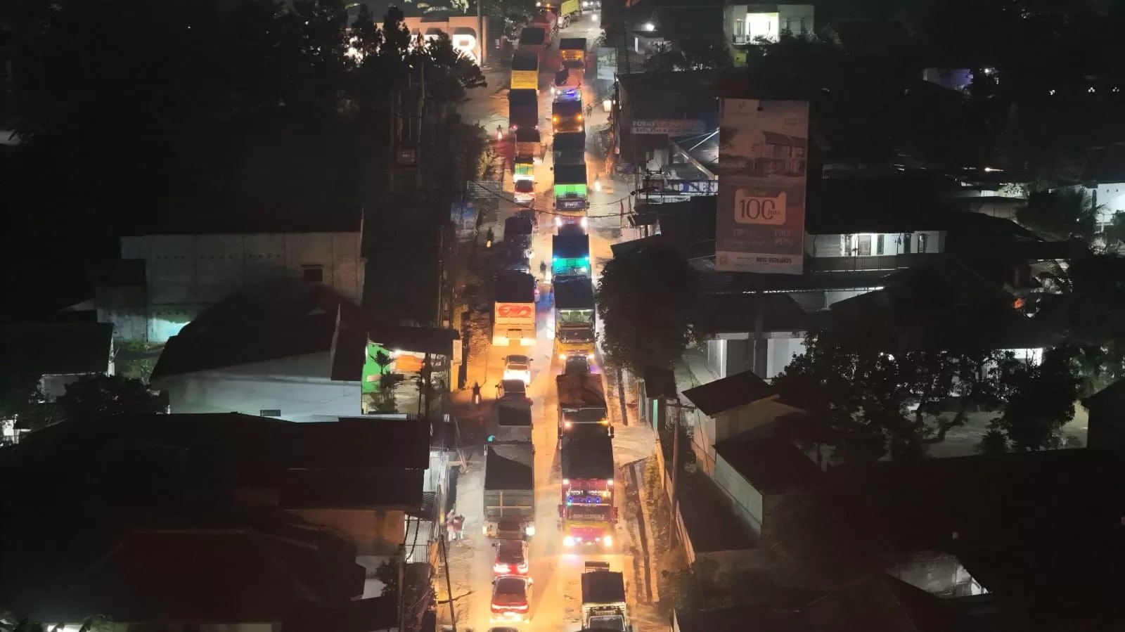 Kemacetan di jalur Parung Panjang Bogor imbas aktivitas truk tambang yang tak mengenal waktu.