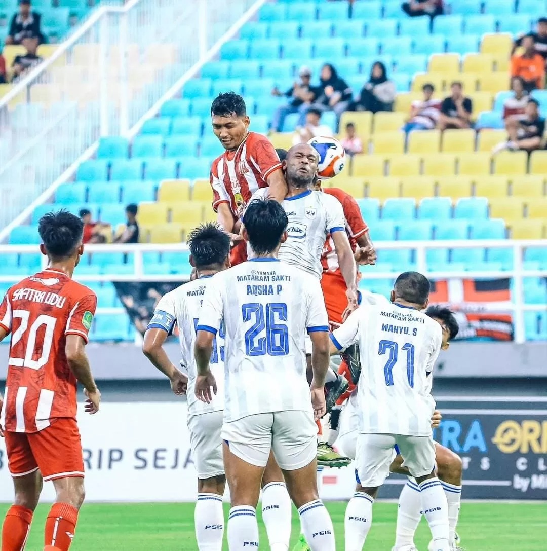 MENANG: Pemain Deltras Sidoarjo saat duel udara dengan pemain PSIS Semarang.