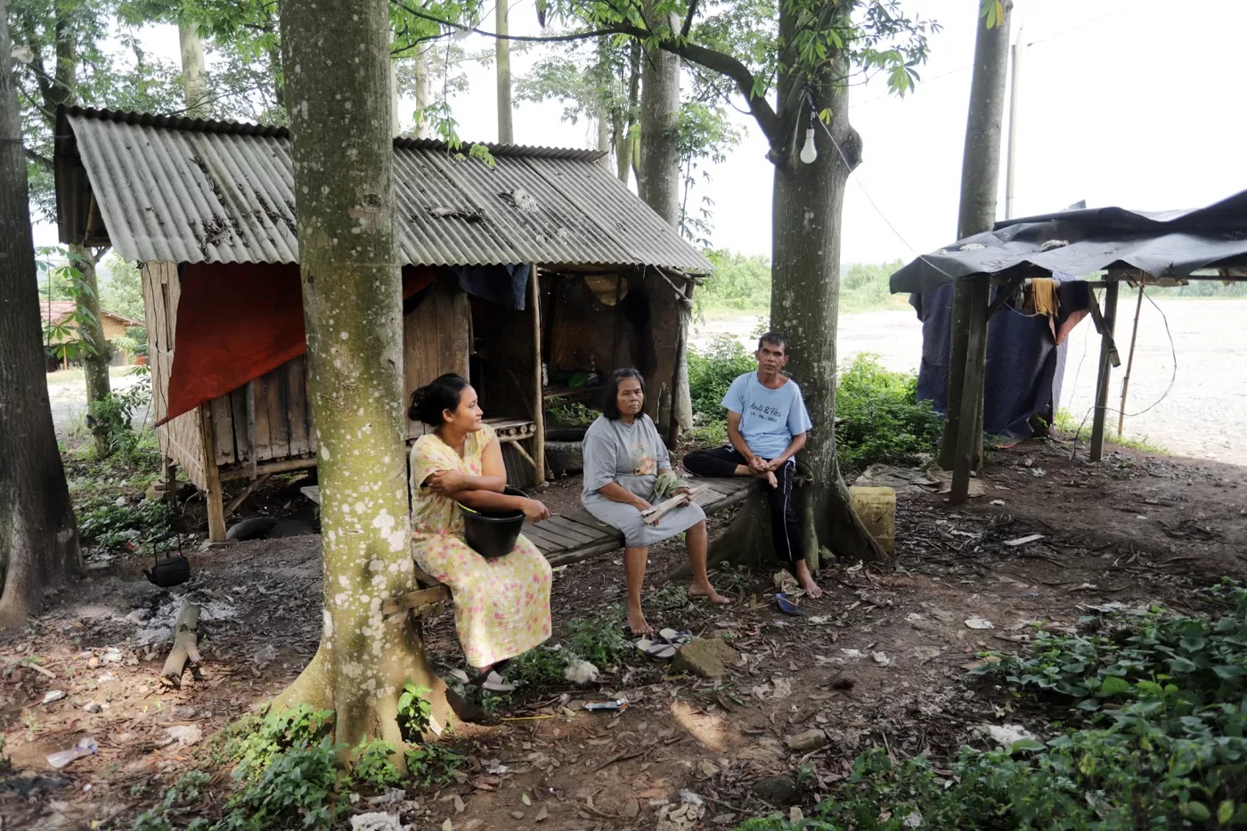 Sejumlah pemilik warung saat berada di warungnya yang tutup imbas Penutupan Sementara Tambang Parung Panjang di Kawasan kantong parkir truk, Sudamanik, Gorowong, Parung Panjang, Kabupaten Bogor.