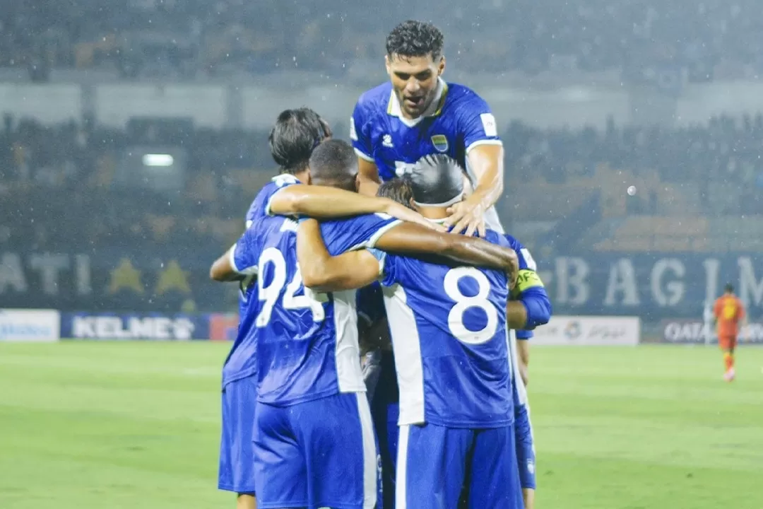 Skuad Persib Bandung Merayakan Goal.