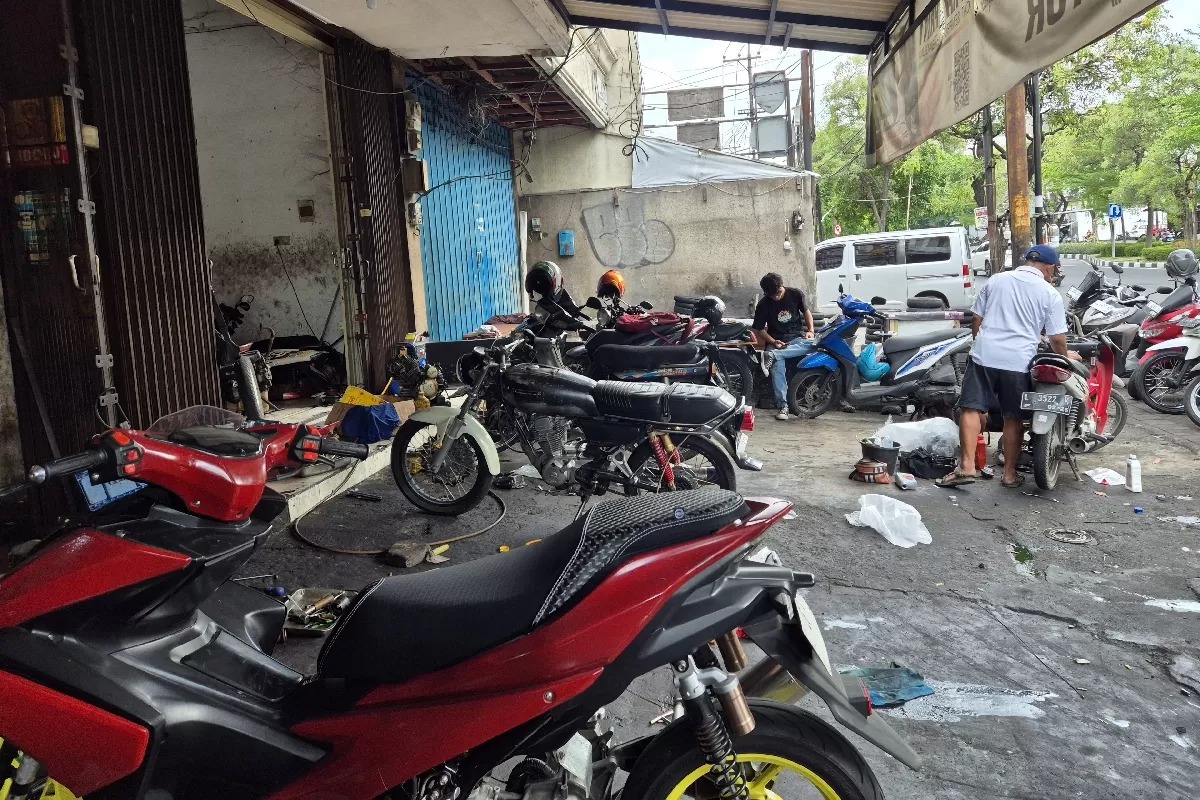 Keluhan Motor Brebet Usai Isi Bensin Meluas di Surabaya, Mekanik Ungkap Motor Matic dan Karbu Paling Rawan.