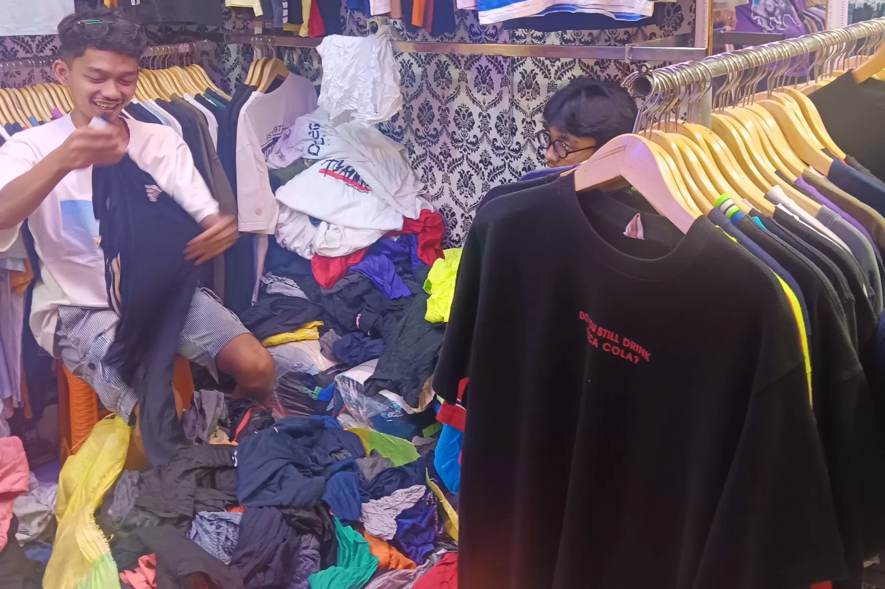 Suasana perdagangan thrifting pakaian di PAsar Senen Jaya, Jakarta Pusat. pedagang keberatan dengan rencana Menkeu Purbaya Yudhi Sadewa menindak importir pakaian ilegal.