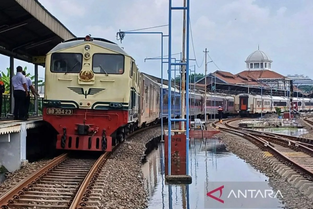 Rangkaian KA di Stasiun Semarang Tawang, Semarang, Jawa Tengah.