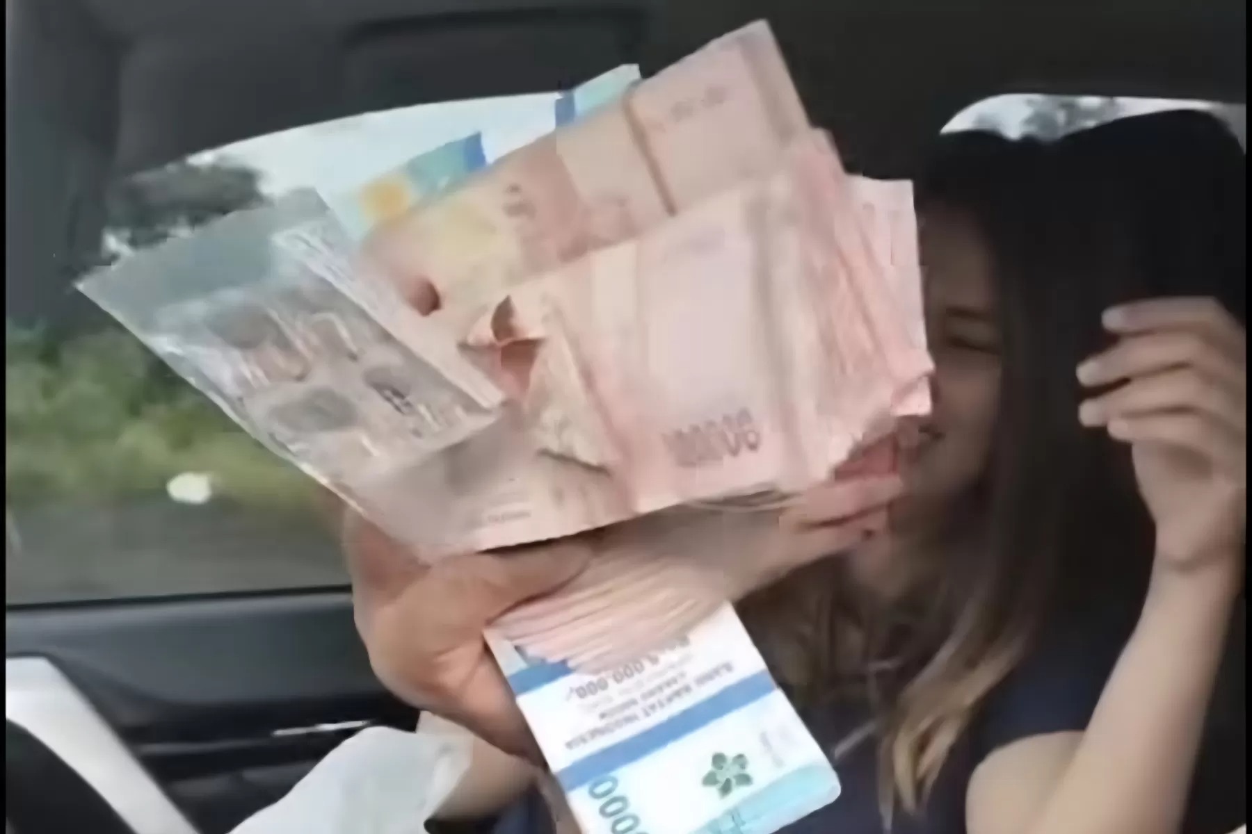 Viideo istri Kades Rengasjajar Kabupaten Bogor yang tengah pamer uang di tengah polemik Tambang Parung Panjang viral dan menuai sorotan publik.