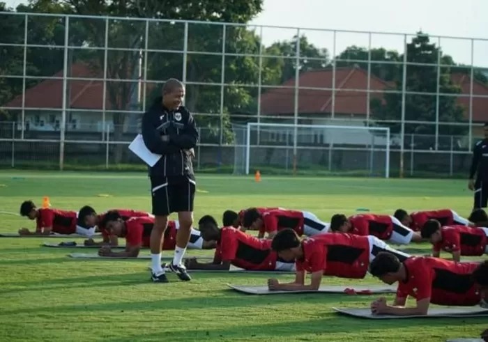 Pelatih Nova Arianto memberikan arahan saat sesi latihan Timnas U-17 di Bali.