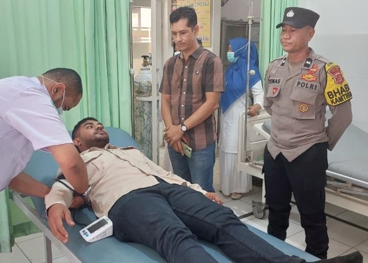 Kepala SPPG Sagoe Trienggadeng, Pidie Jaya, Muhammad Reza, menerima pemeriksaan kesehatan untuk kebutuhan visum, usai dipukul Wakil Bupati Pidie Jaya, Hasan Basri, Kamis (30/10).