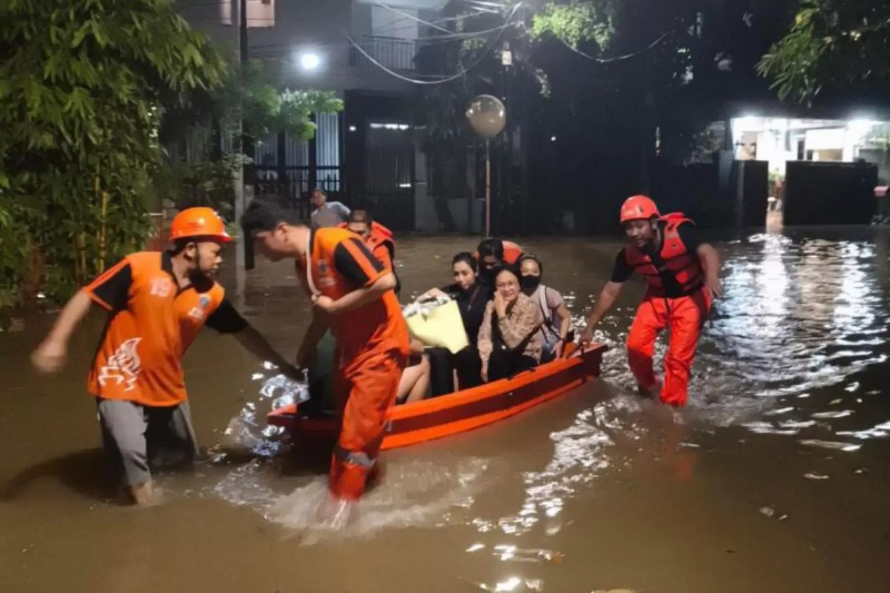 Petugas Badan Penanggulangan Bencana Daerah (BPBD) DKI Jakarta mengevakuasi warga saat banjir melanda sejumlah wilayah di Jakarta.