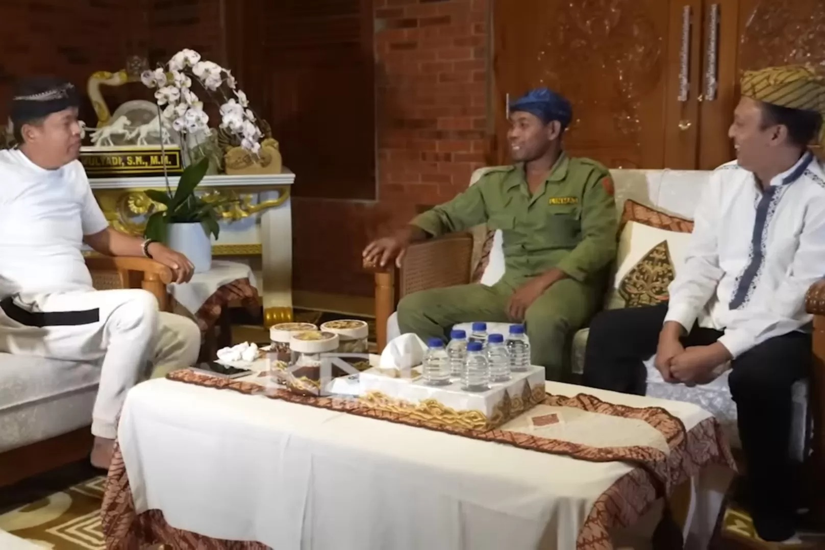 Gubernur Jawa Barat Dedi Mulyadi bersama Kepala Desa Rengasjajar Bogor, Rusli (kanan).