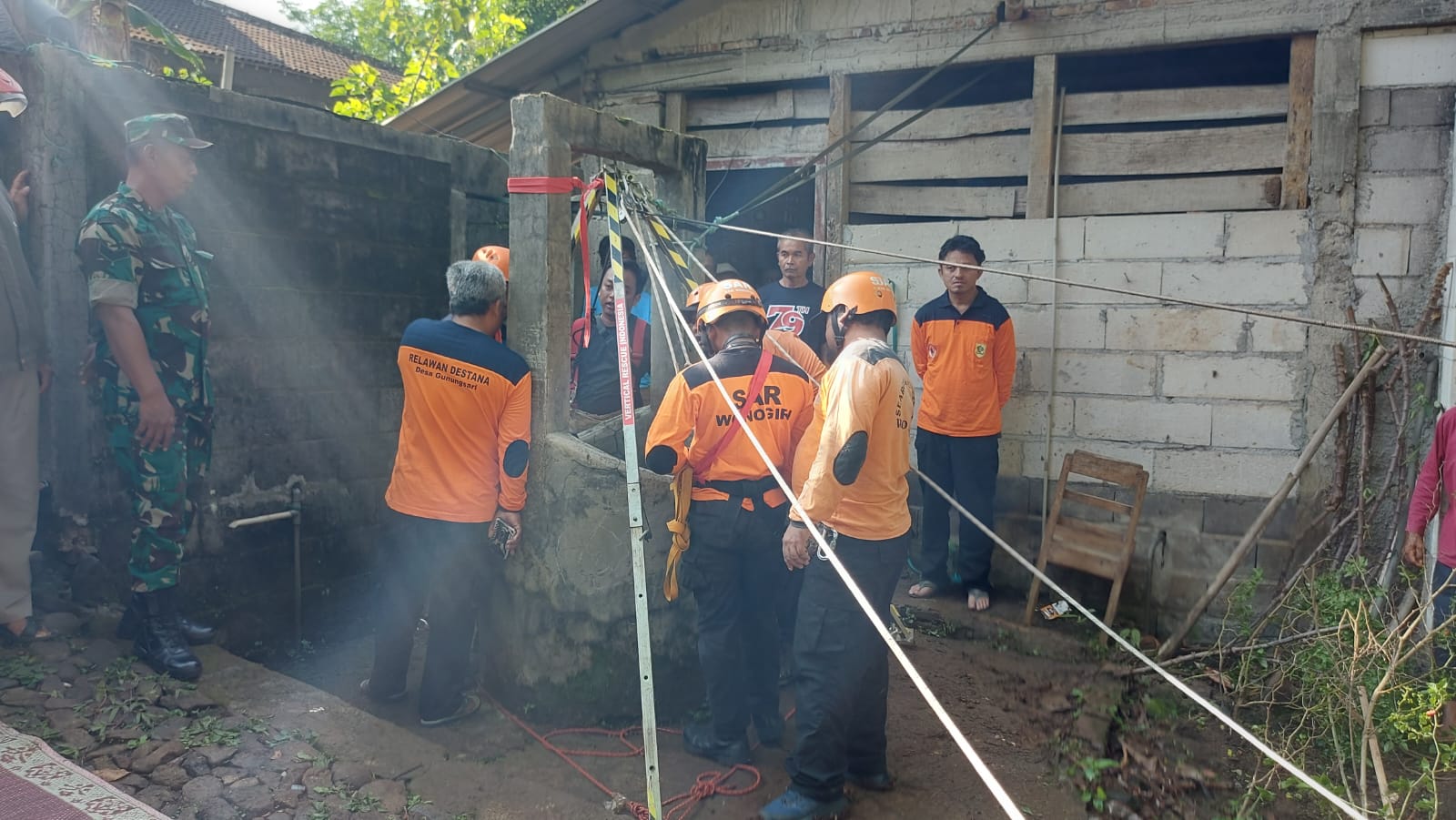 Proses evakuasi warga yang menceburkan diri ke sumur Jumat (31/10/2025).