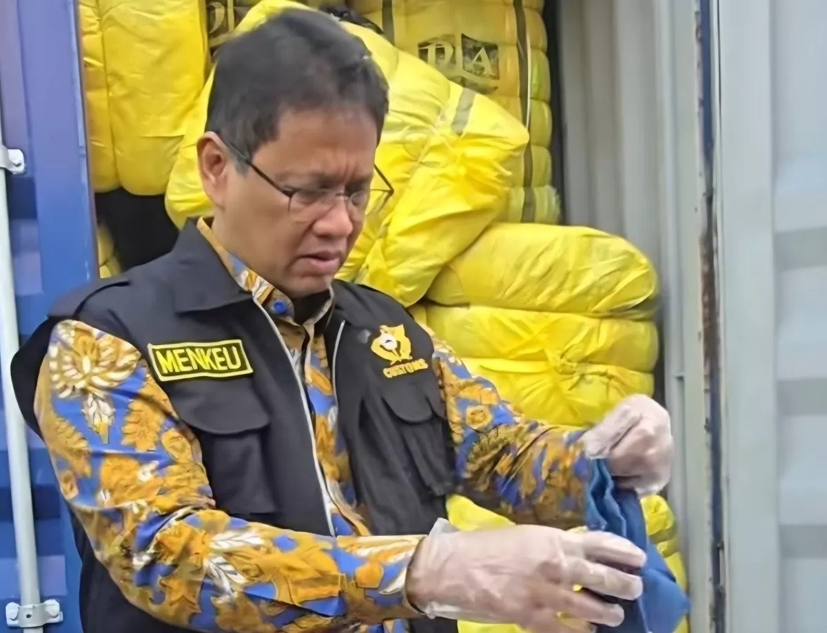 Menteri Keuangan (Menkeu) Purbaya Yudhi Sadewa saat melakukan sidak ke Tempat Penimbunan Pabean di Cikarang, Kabupaten Bekasi, pada Jumat (31/10/2025).