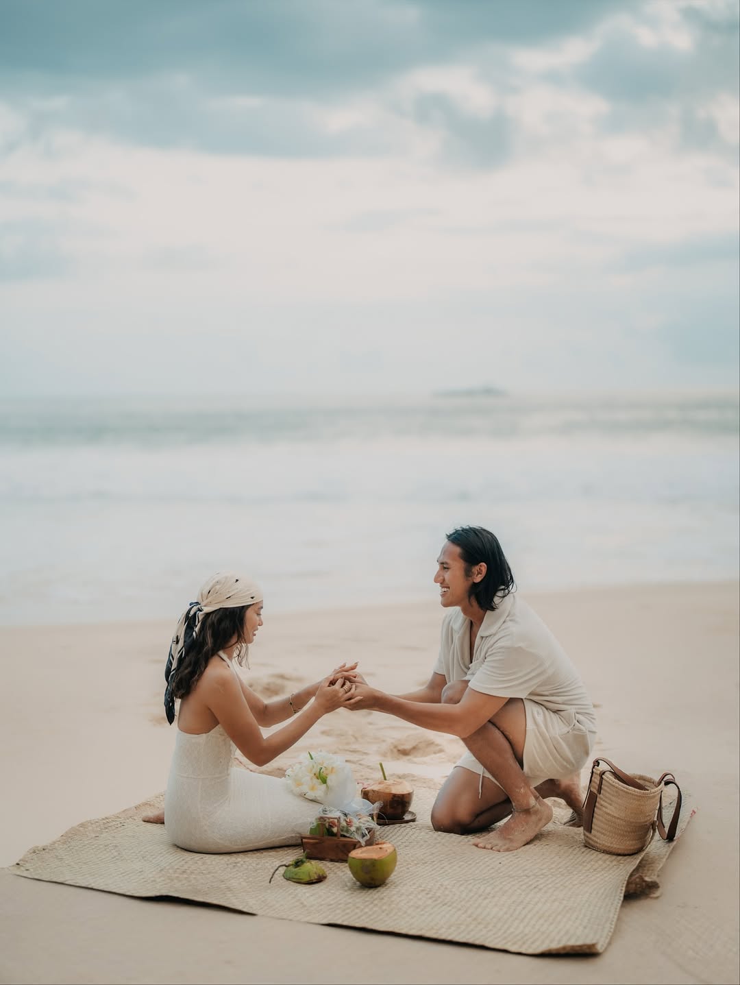 Sean Galael lamar Hana Malasan di Nihi, Sumba.