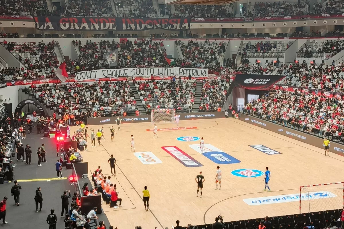 La Grande Indonesia membentangkan spanduk