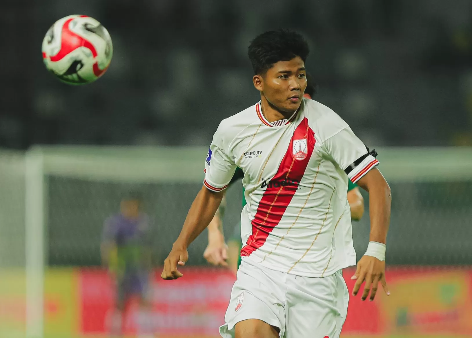 Striker Persis Solo Arkhan Kaka gunakan pita hitam dalam laga lanjutan Liga 1.
